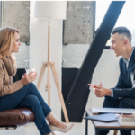 Coach und Klientin in einer intensiven Coaching-Sitzung in einem stilvollen Loft.Individuelles Coaching Vorteile