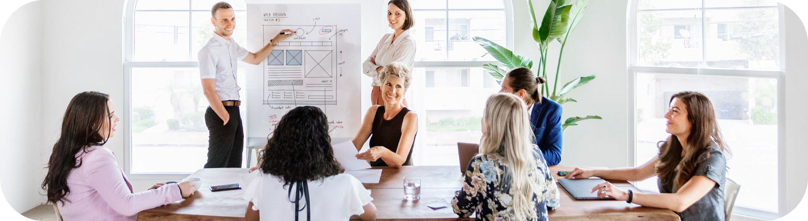 Team bei der Start-up-Beratung in einem modernen Büro