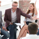 Gruppe von Personen in einer Coaching-Sitzung – Unternehmens Coaching Berlin