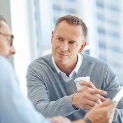 Coach im Gespräch mit einem Klienten
