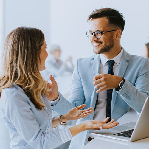 Zwei Personen unterhalten sich und lächeln