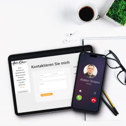 Tablet und Smartphone mit Kontaktaufnahme-Website