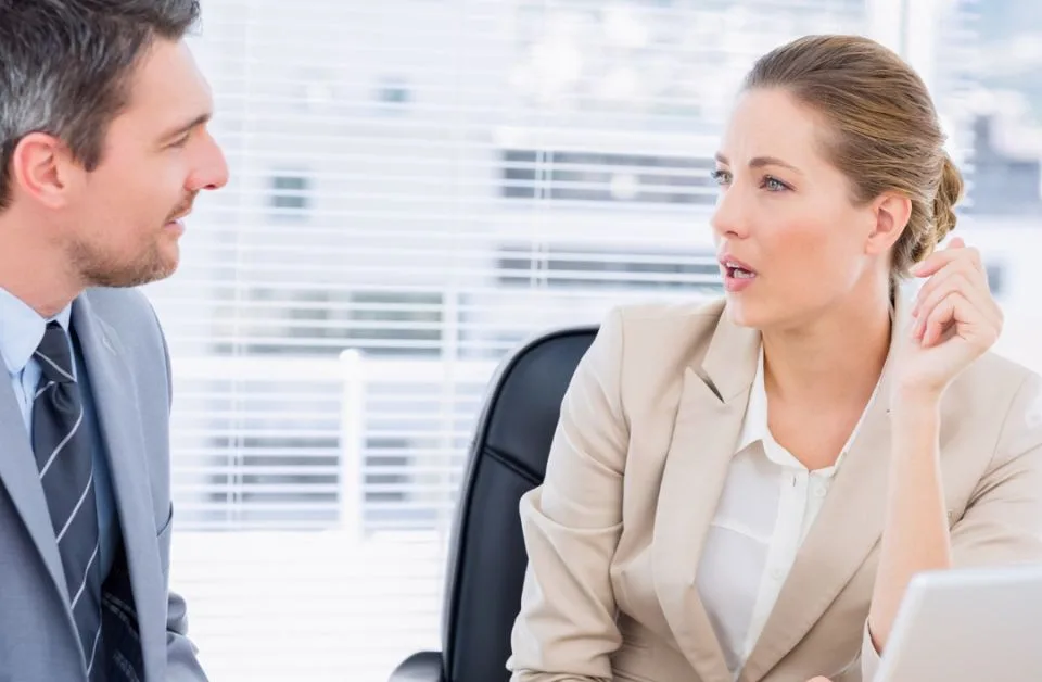 Team in einer lebendigen Besprechung in einem modernen Büro in Berlin, Fokus auf empathischer Führung und Zuhören.