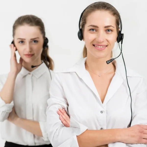 Zwei Frauen mit Headsets in einem professionellen Kundenservice-Umfeld