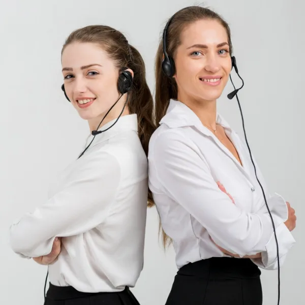 Zwei Telefontrainerinnen in Berlin mit Headsets, lächelnd