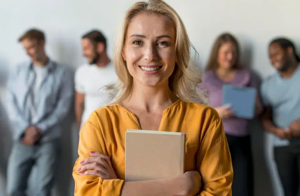 Lächelnde Frau bei einem Berufscoaching-Seminar